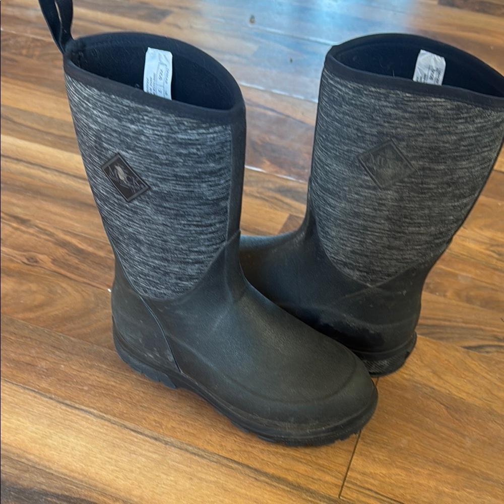 Kids muck boots size 2